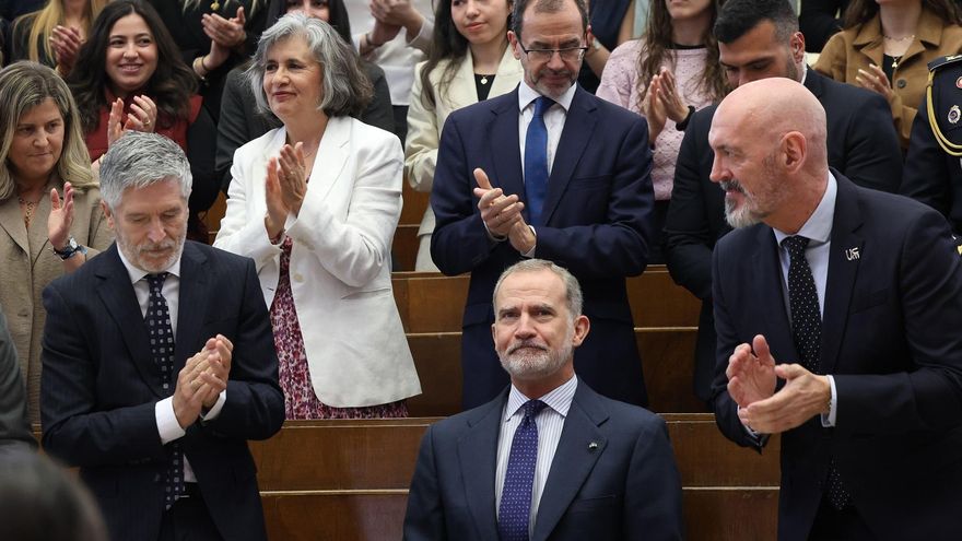 El Rey Felipe VI (c), acompañado del rector de la Universidad Complutense de Madrid, Joaquín Goyache (d), y el ministro del Interior, Fernando Grande-Marlaska (i), preside la conmemoración del 60º aniversario del Pacto Internacional de Derechos Civiles y Políticos y el Pacto Internacional de Derechos Económicos, Sociales y Culturales, en la Facultad de Derecho de la Universidad Complutense. Marta Fernández / Europa Press