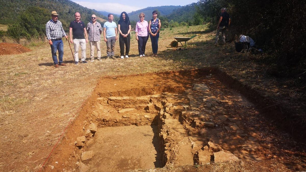 Vanessa Gutiérrez, en el centro, durante su visita al yacimiento de La Estaca, en 2023, cuando era viceconsejera de Cultura de Asturias.
