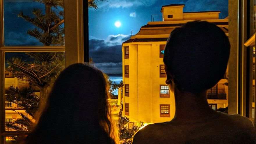 Imagen de la superluna  captada el pasado u8 de abril, durante el confinamiento, desde la ventana de una vivienda de Santa Cruz de La Palma.