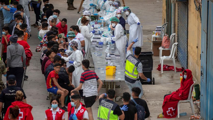 Ceuta dice compra naves para dar respuesta a la entrada de miles de personas