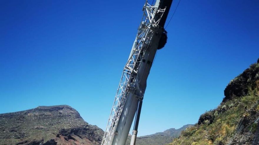 Susto en Santiago del Teide tras el desprendimiento de una piedra de grandes dimensiones cuando varios operarios aseguraban un talud