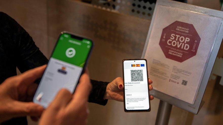 Una persona muestra su pasaporte Covid en Valencia en una imagen de archivo.