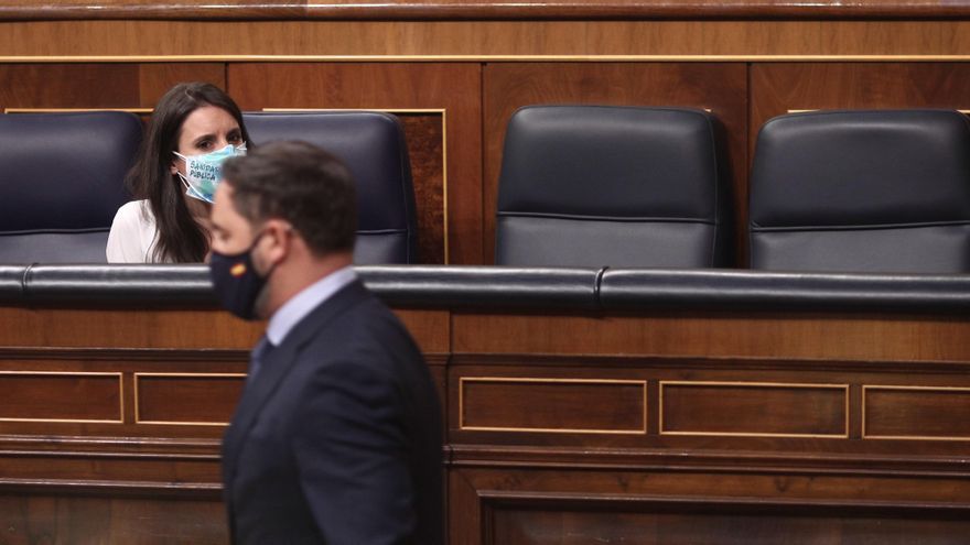 El presidente de Vox, Santiago Abascal, pasa por delante de la ministra de Igualdad, Irene Montero