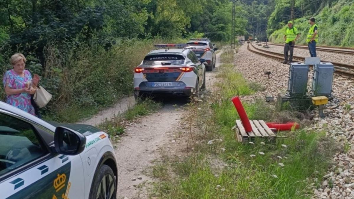 Varias patrullas de la Guardia Civil de Noreña, Nava y Gijón se desplazaron a la zona para colaborar en la evacuación de los pasajeros.
