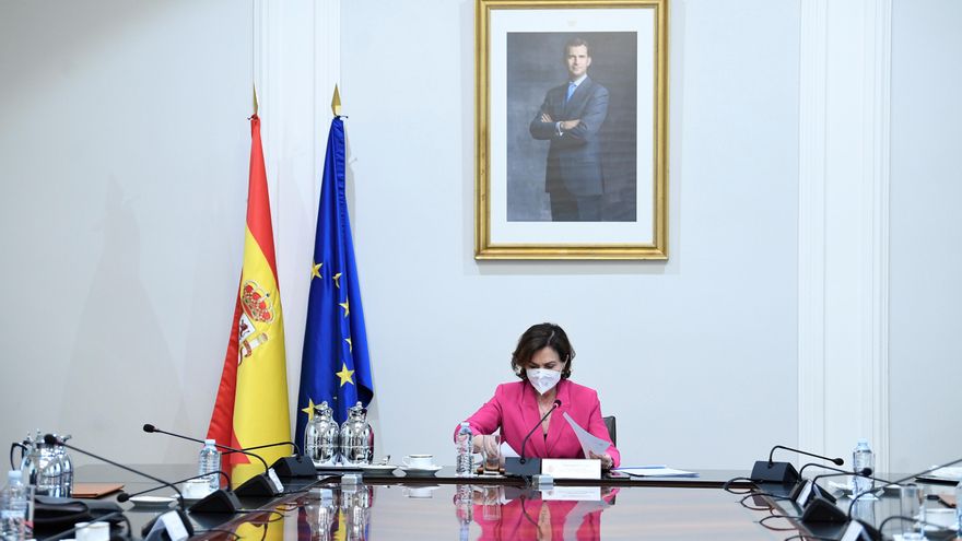 La vicepresidenta primera del Gobierno, Carmen Calvo, preside en la tarde de este martes en el Palacio de la Moncloa la primera reunión del comité creado por el Ejecutivo para analizar la situación provocada por la crisis migratoria en Ceuta y Melilla. EFE/ Pool Moncloa/Borja Puig de la Bellacasa