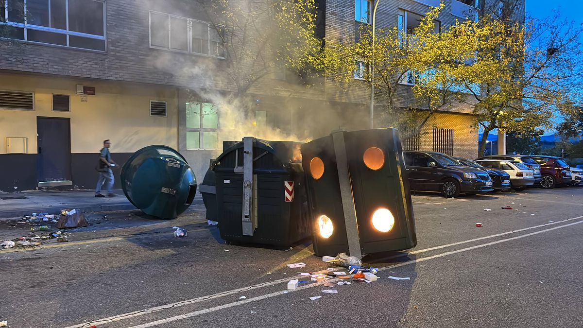 Contenedores volcados en Pamplona, cerca del campus de la Universidad de Navarra
