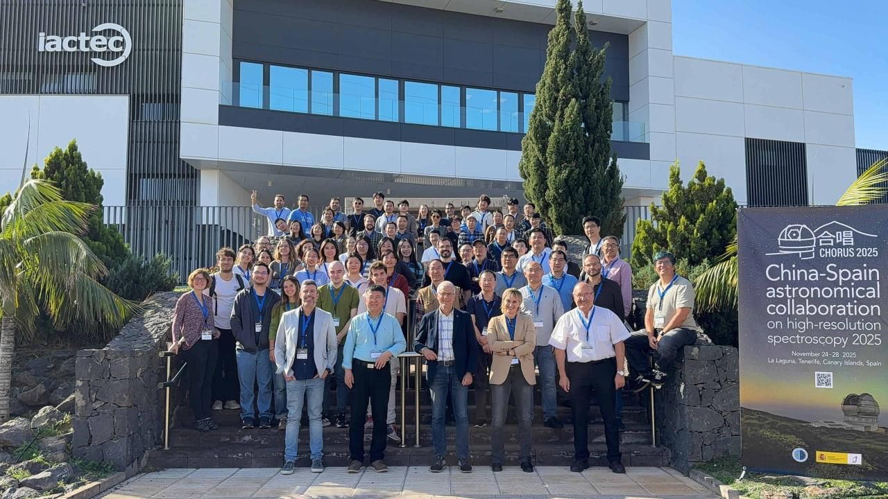 Foto grupal en el exterior de IACTEC durante el primer día de la conferencia China–Spain Astronomical Collaboration on High-Resolution Spectroscopy 2025.l Collaboration on High-Resolution Spectroscopy 2025 conference.