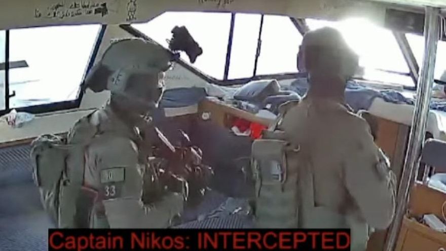 Imagen de soldados israelíes a bordo del barco Captain Nikos de la Global Sumud Flotilla hacia Gaza.