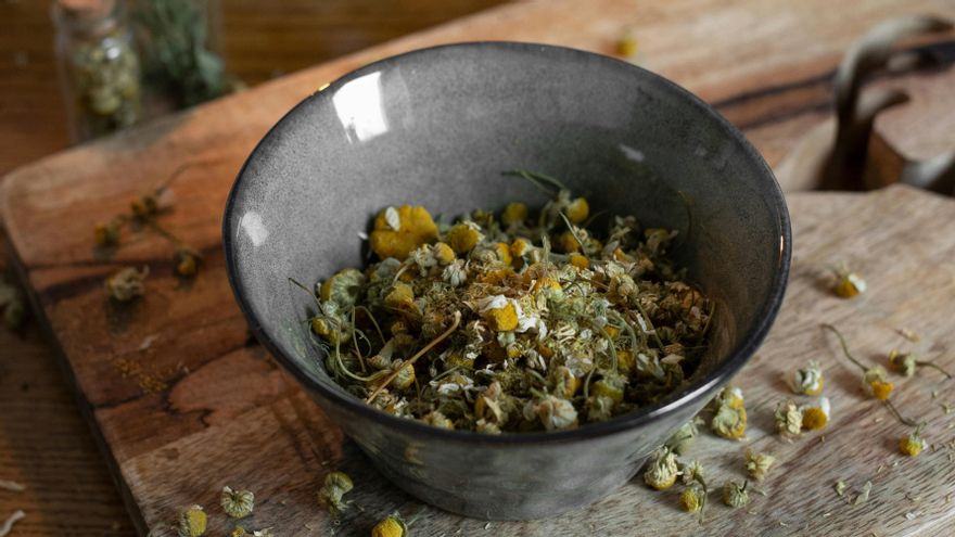 La manzanilla es uno de los remedios naturales más populares contra los dolores de estómago