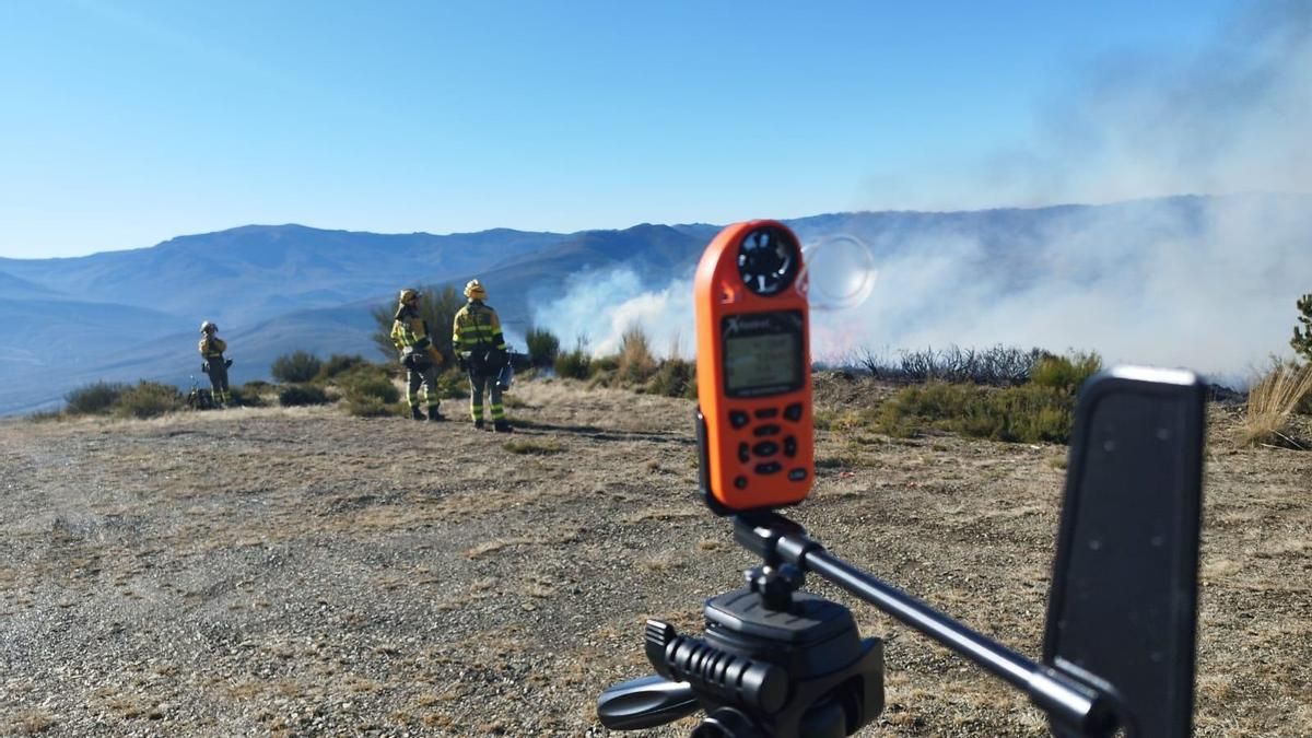 Quema controlada de las brigadas Brif en montes de Cabrera para proteger un pinar cercano.