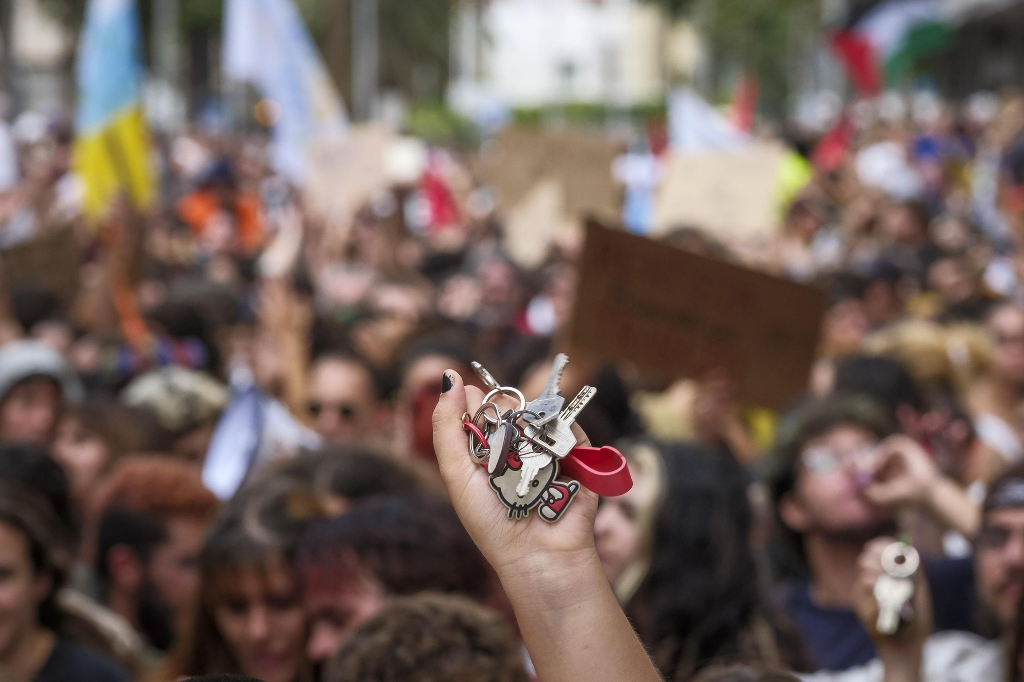 Miles de canarios han salido a la calle este sábado en Santa Cruz de Tenerife, para alzar la voz contra la especulación