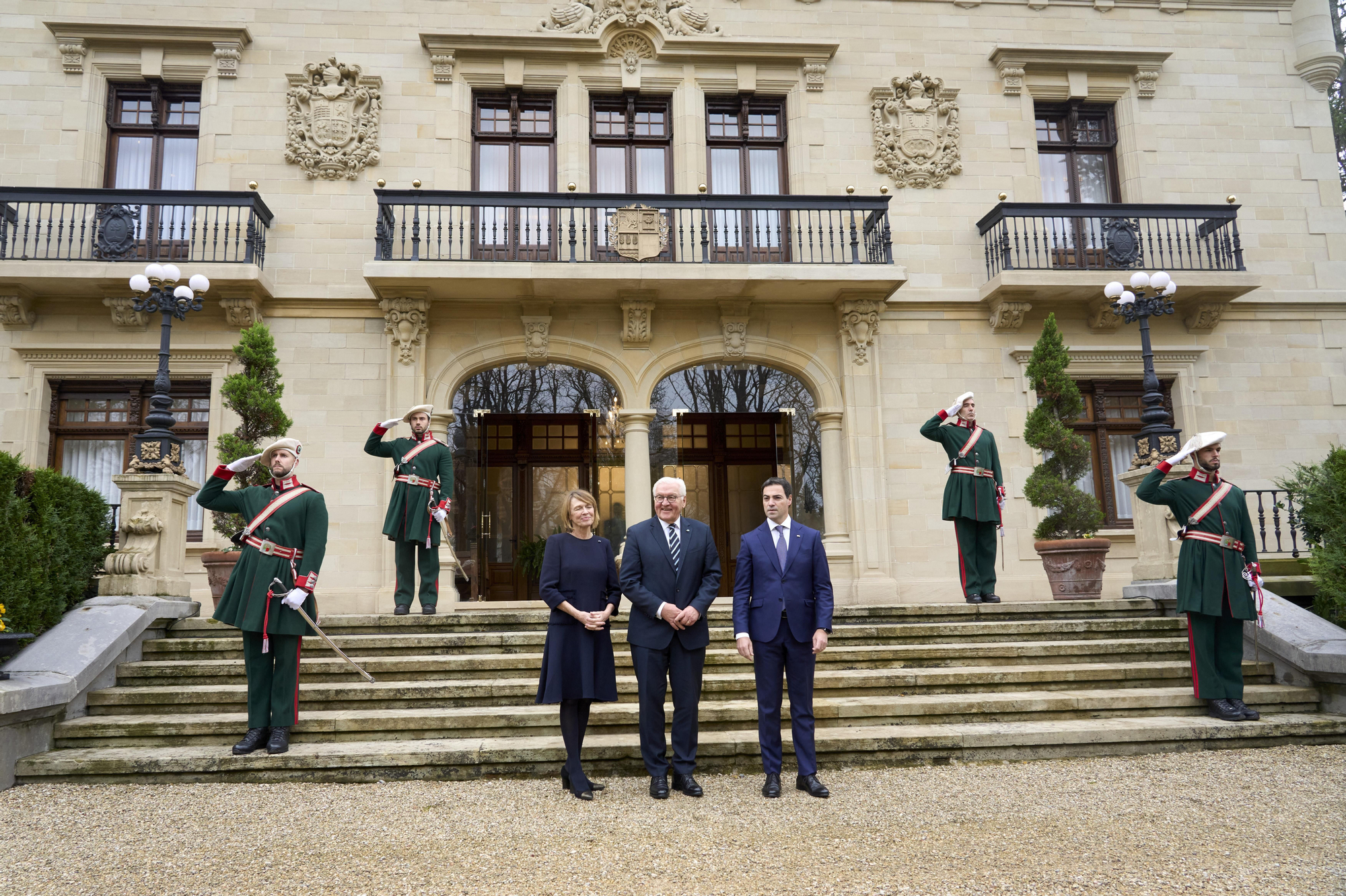 Ertzainas de gran gala, en el palacio de Ajuria Enea