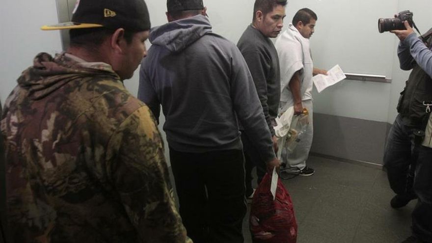 La cifra de salvadoreños deportados de EE.UU. subió el 11 por ciento al cierre de febrero