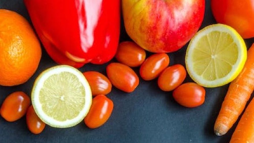 Estas son las frutas y verduras que sí puedes (y debes) comer con piel