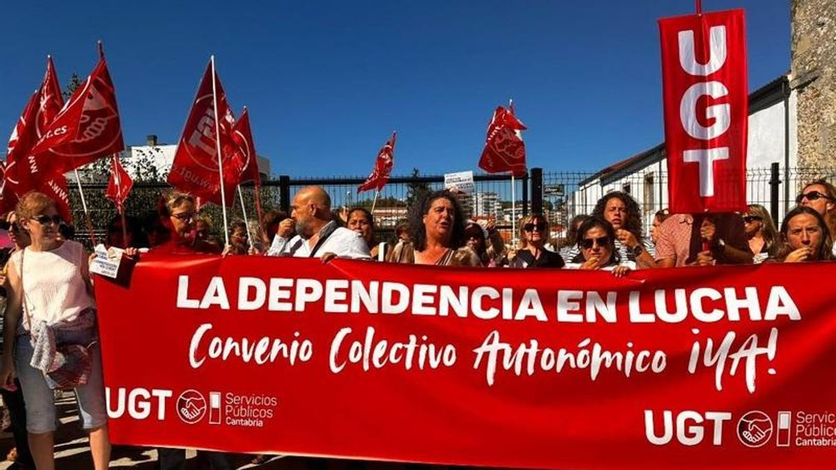 Trabajadores del sector de la dependencia exigen desbloquear la negociación del nuevo convenio frente al Parlamento de Cantabria
