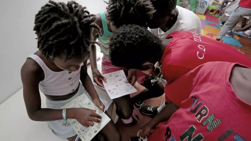 El Gobierno central pacta con Canarias asumir la acogida de 827 menores refugiados para acatar la orden del Supremo