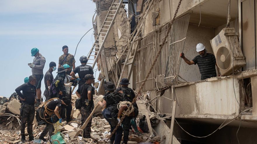Un grupo de rescatistas fue captado este 28 de junio al realizar labores de búsqueda de personas desaparecidas en una zona afectada por los terremotos del pasado miércoles, en Catia La Mar (La Guaira, Venezuela). EFE/Ronald Peña