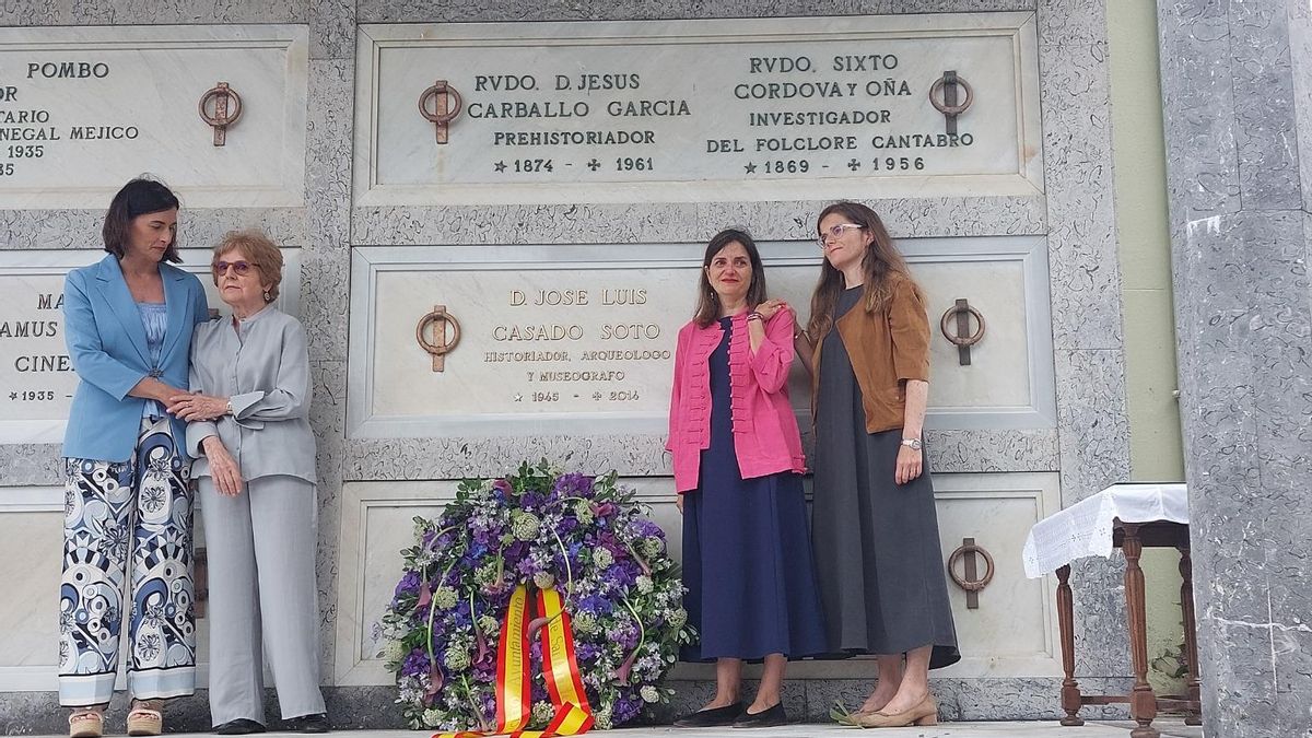La mujer y las hijas de Casado Soto con la alcaldesa de Santander.