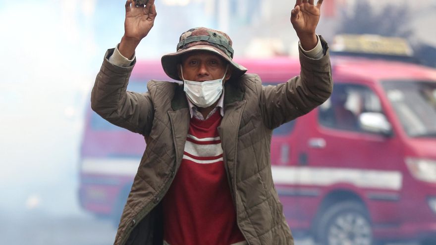 Afines a Evo Morales se enfrentan con policías y anuncian un bloqueo nacional en Bolivia