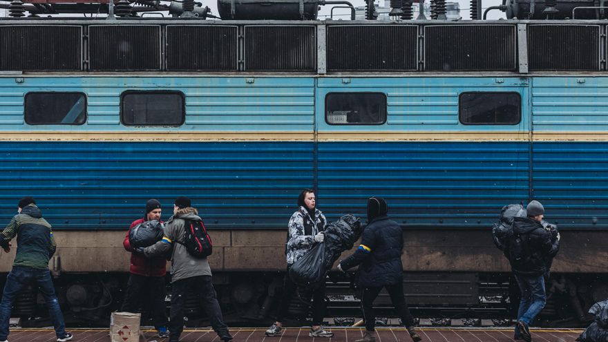 Una cadena de personas traslada provisiones, a 3 de marzo de 2022, en Kiev (Ucrania).