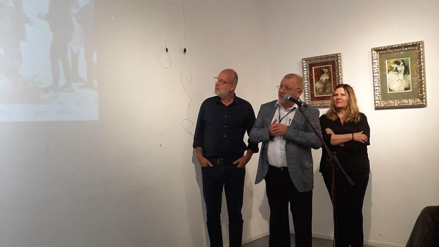 El director Luis Roca, la productora Marta de Santa Ana y el presidente de la Asociación de Hispanistas de Ucrania, Oleksandr Pronkevich, tras la proyección en el refugio antiaéreo del Palacio de las Artes de Leópolis