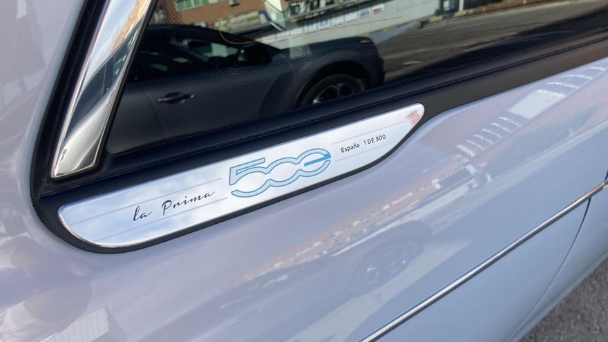 El Fiat 500e en carrocería cabrio y edición limitada la Prima cuesta 36.900 euros sin descuentos.
