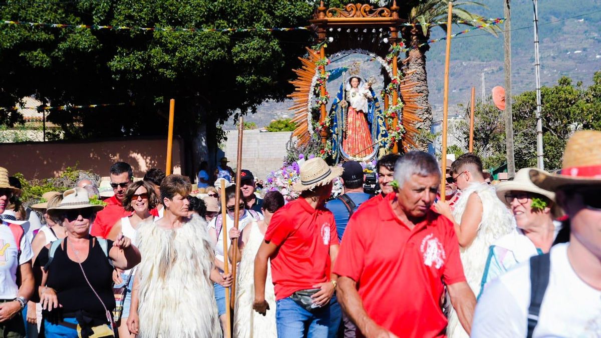 Imagen de la Bajada del Socorro en 2022 en la que pueden apreciarse varios guanches acompañando a la Virgen.