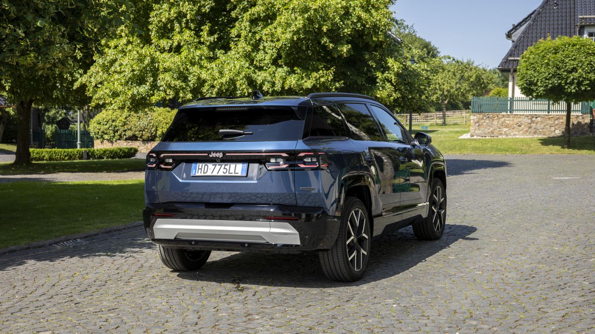 Vista trasera del distinguido modelo de Jeep.