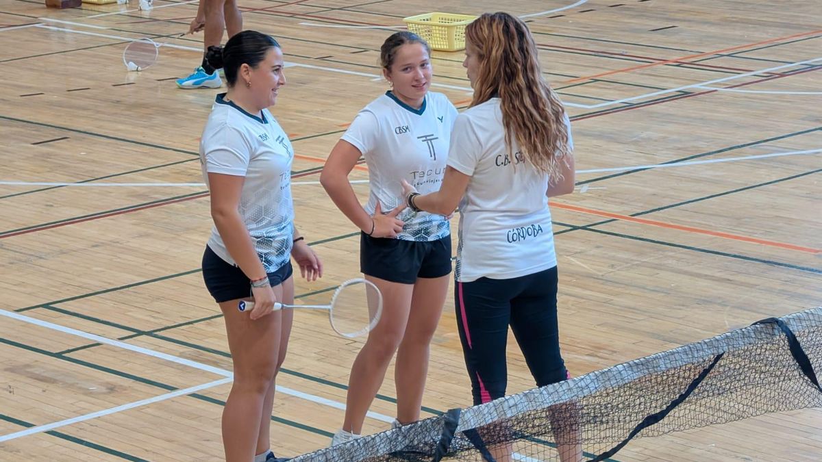 Manuela Díaz da instrucciones en una clase