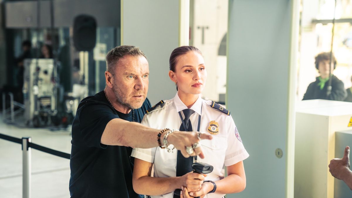 Renny Harlin durante el rodaje de 'En mar abierto'
