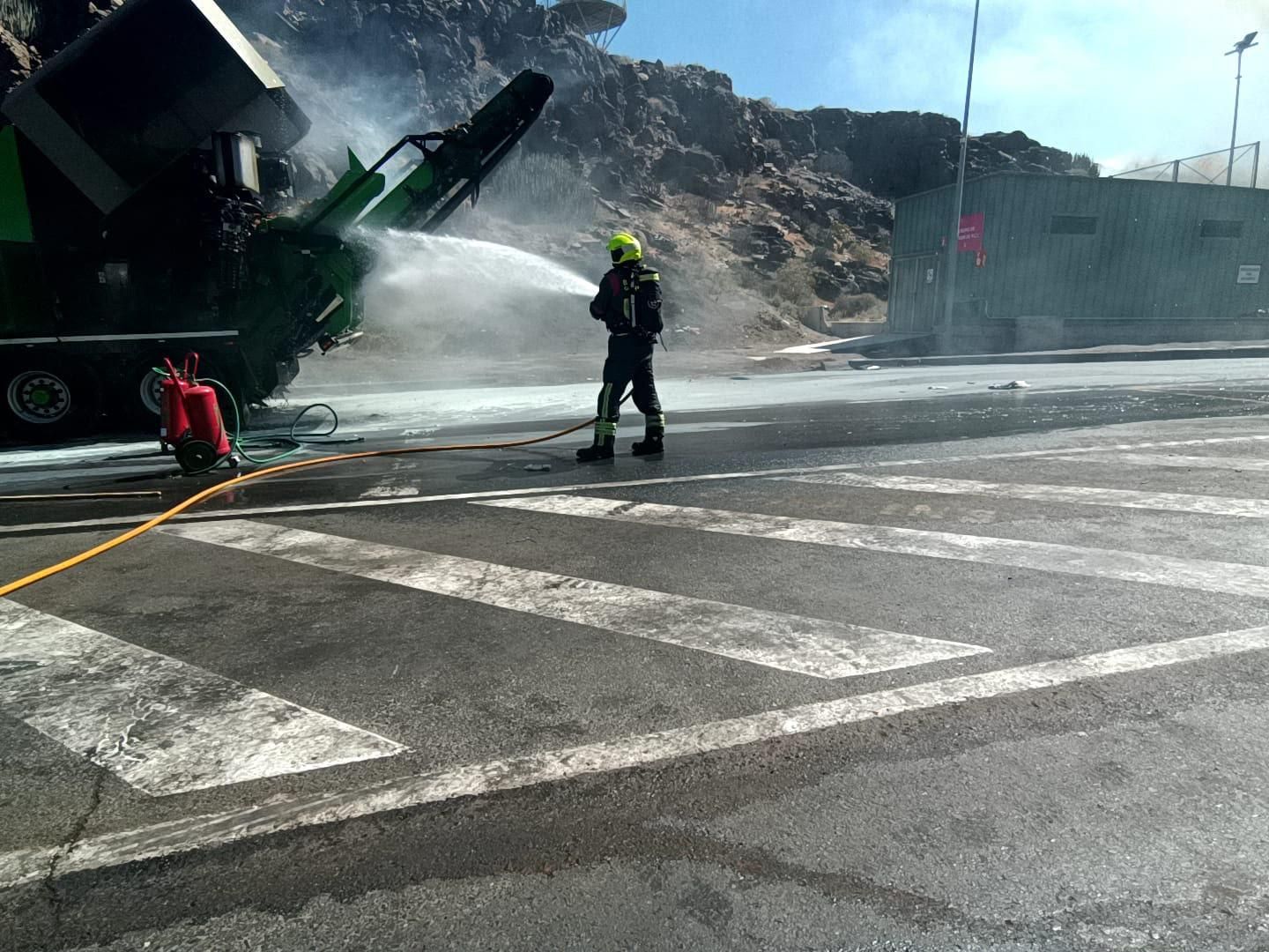 Bomberos trabajan para sofocar el incendio originado este viernes por la tarde en el Ecoparque Gran Canaria Sur.