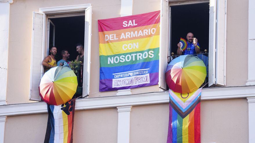 Asistentes al acto inaugural del Orgullo 2026 que se celebra este miércoles en la Plaza Pedro Zerolo de Madrid. EFE / Borja Sánchez-Trillo.