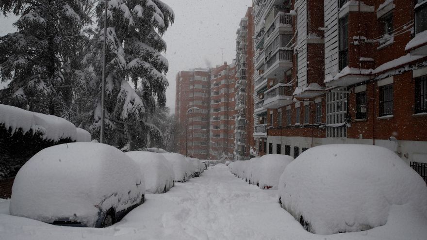 Una calle cubierta de nieve en Madrid, este sábado. EFE/ Ballesteros