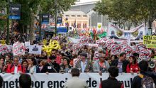 Cabecera de la marcha contra el TTIP y CETA, en el Paseo del Prado de Madrid