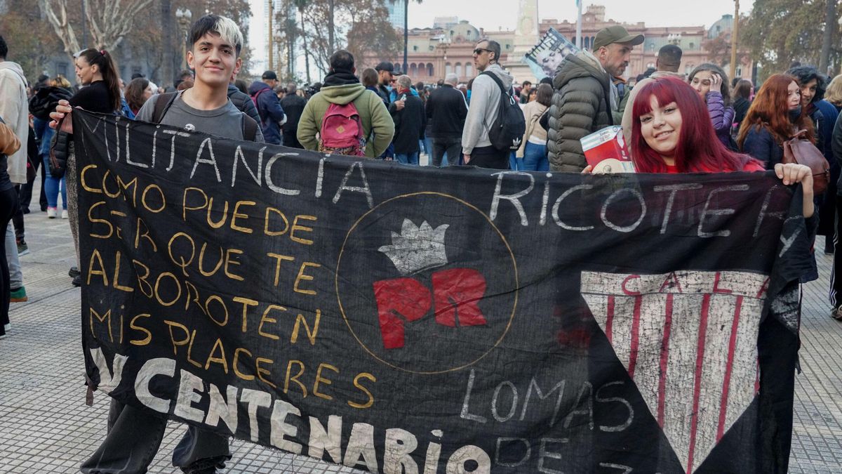 A partir del mediodía del viernes, grupos de fanáticos del Indio Solari comenzaron a llegar a la Plaza de Mayo.