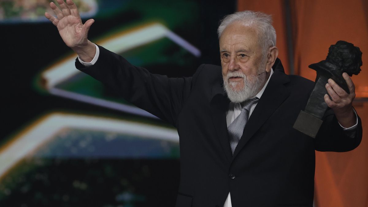 Gonzalo Suárez con su Goya de Honor