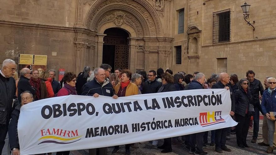 El obispado de Cartagena tiene tres meses para retirar la inscripción falangista de la catedral de Murcia