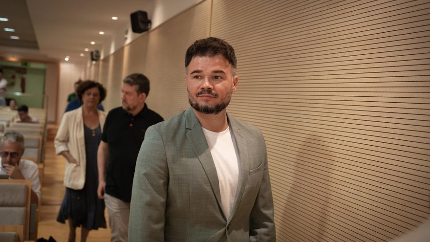 El número 1 de ERC por Barcelona, Gabriel Rufián, a su llegada a la presentación de la imagen y el lema de ERC para la campaña para el 23J, a 27 de junio de 2023, en Barcelona, Cataluña (España). Esquerra Republicana de Catalunya (ERC) ha presentado hoy l