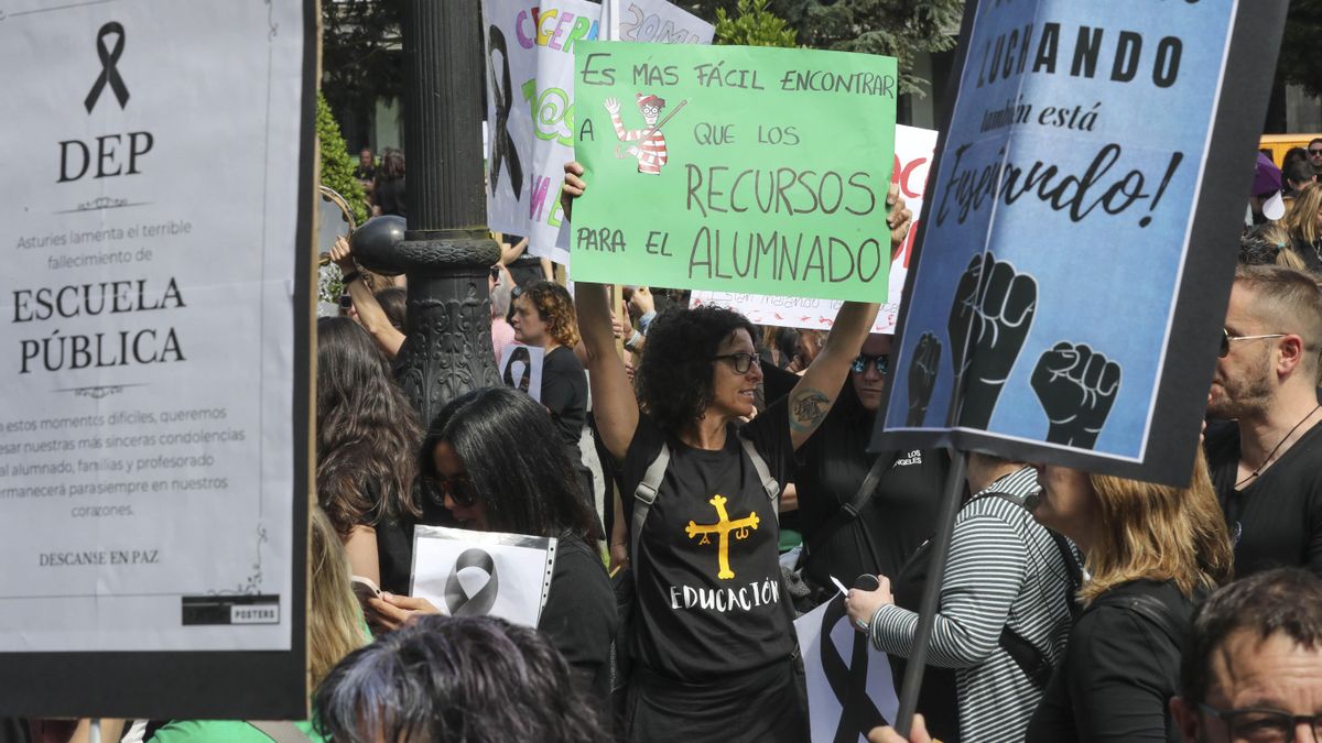 Las pancartas reivindicativas han sido numerosas en la manifestación protagonizada por los docentes asturianos.