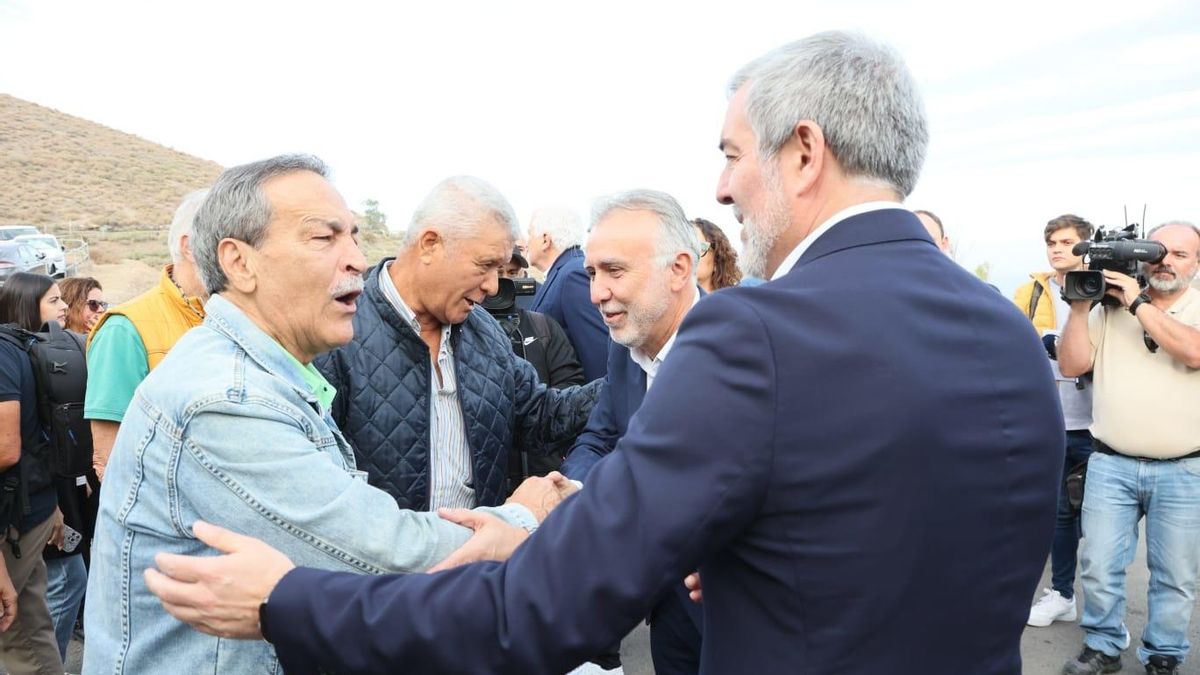 El presidente de Canarias, Fernando Clavijo, y el ministro de Política Territorial, Ángel Víctor Torres, saludan a vecinos de La Aldea durante la inauguración de los túneles de Faneque en la carretera de La Aldea