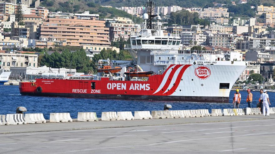 Italia defiende su estrategia de dar puertos lejanos a ONG con inmigrantes
