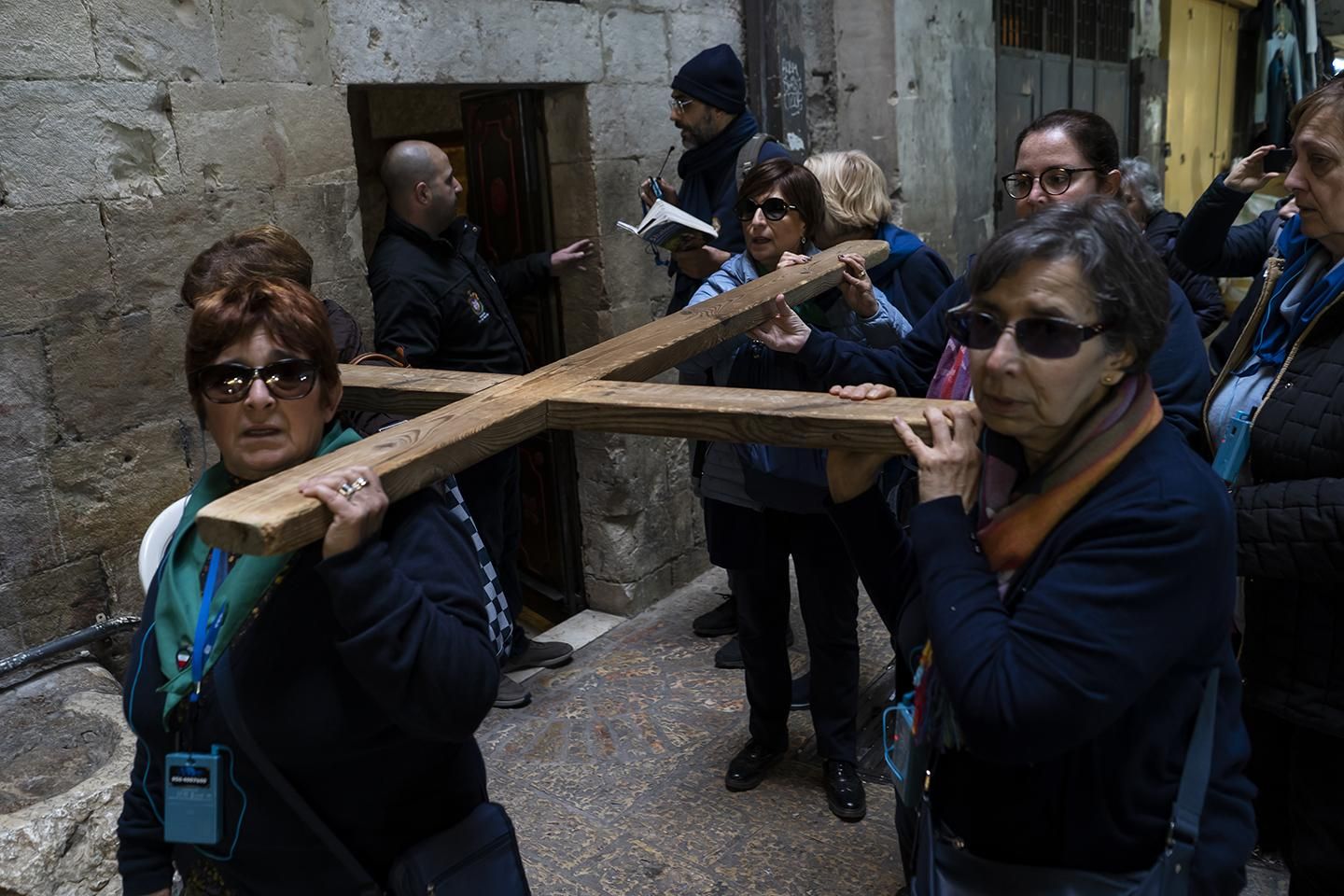 Un grupo de peregrinos porta una cruz de madera por la Vía Dolorosa, una calle de la Ciudad Vieja de Jerusalén. | JOAQUÍN GÓMEZ SASTRE