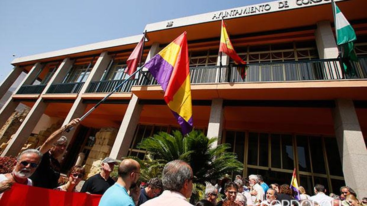 Imagen de archivo de una concentración de colectivos memorialistas ante el Ayuntamiento de Córdoba