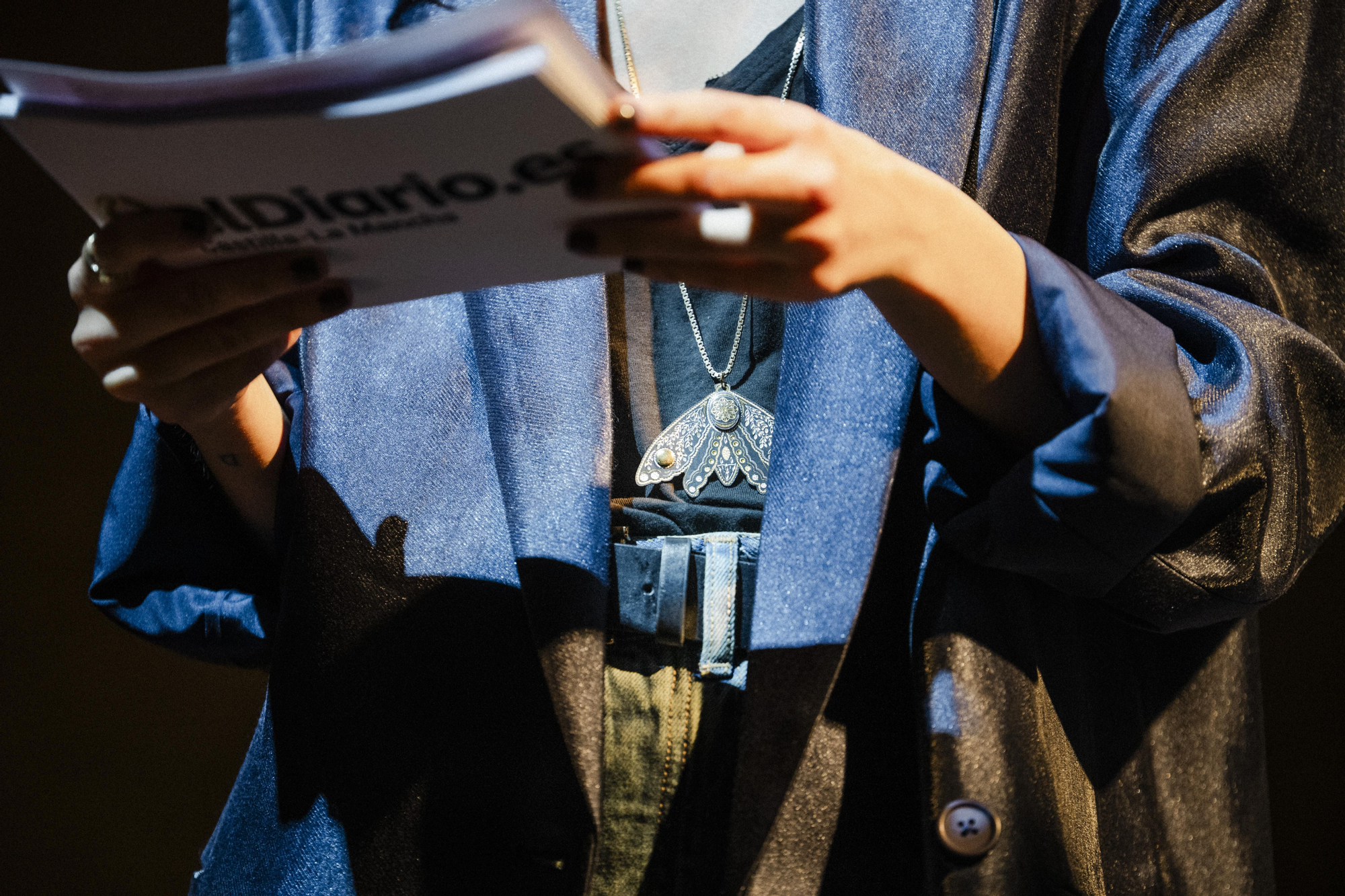 Detalle del colgante elaborado en damasquinado por Raquel de la Torre, damasquinadora toledana portado por Itziar Machicado, quien ha reivindicado la importancia de conservar este arte y que no desaparezca