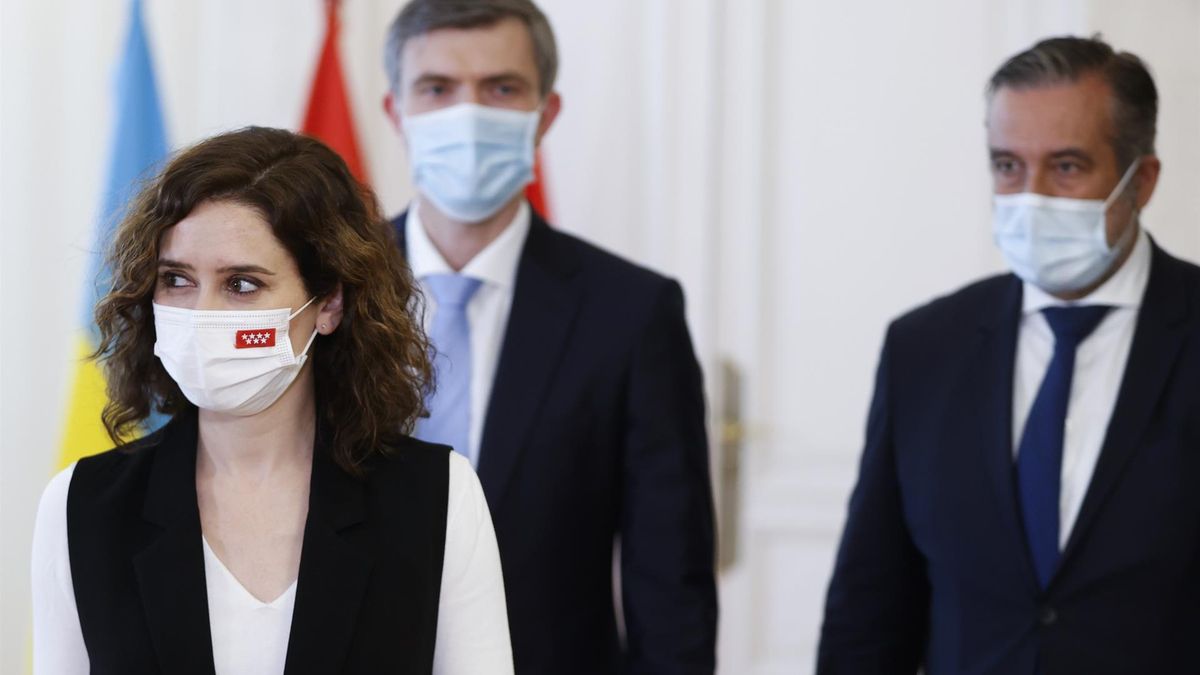 La presidenta de la Comunidad de Madrid, Isabel Díaz Ayuso comparece ane la prensa tras el encuentro que ha mantenido con el representante diplomático de Ucrania en España, Dmytro Matiuschenko (i) este lunes en la Casa de Correos de Madrid, al que ha asistido el consejero de Presidencia, Justicia e Interior, Enrique López (d).