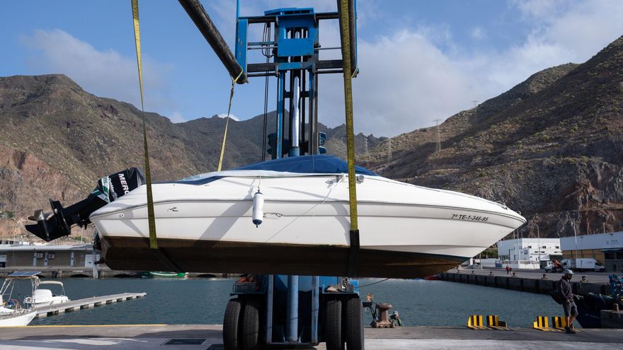 Agentes de la Guardia Civil remolcan la embarcación del padre de Anna y Olivia, Tomás G. EFE/Ramón de la Rocha/Archivo