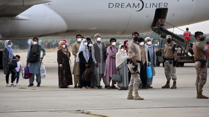 Varios refugiados afganos llegan a la base aérea de Torrejón de Ardoz a 24 de agosto de 2021, en Madrid (España)