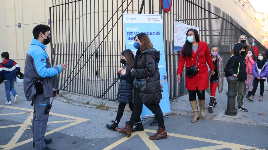 Colas para vacunar a los menores en la Feria de Barcelona este miércoles.
