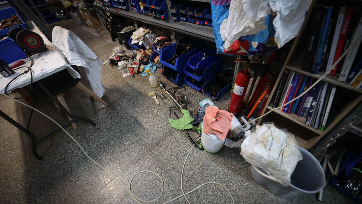 Varios utensilios de limpieza en uno de los negocios del puerto afectados por la DANA