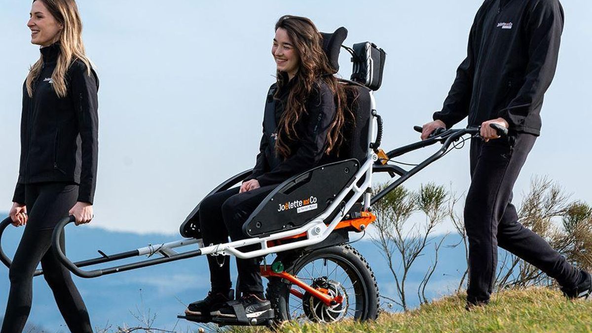 Senderismo para tod@s. Para disfrutar de los espacios naturales de Castilla-La Mancha se presta la una silla adaptada para personas con movilidad reducida